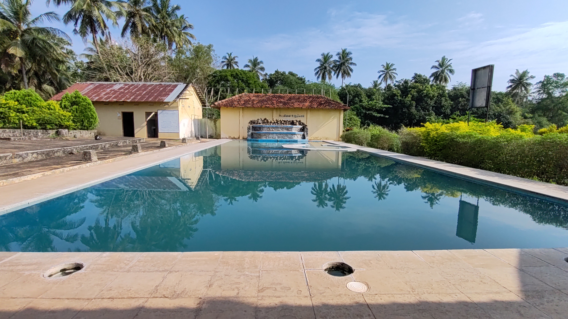 நீச்சல் குளத்தில் மூழ்கி 18 வயதான இளைஞர் மரணம்!