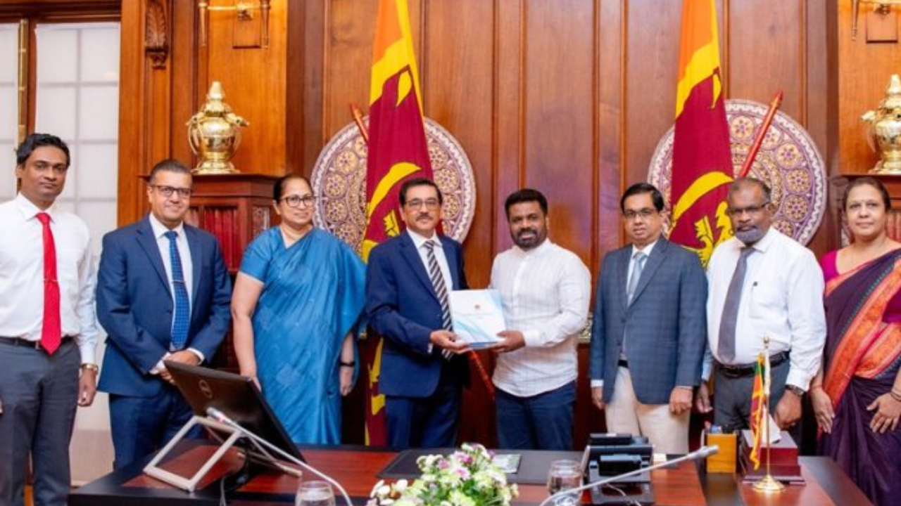 மத்திய வங்கியின் 2024 வருடாந்திர பொருளாதார மதிப்பாய்வு அறிக்கை ஜனாதிபதியிடம் கையளிப்பு!