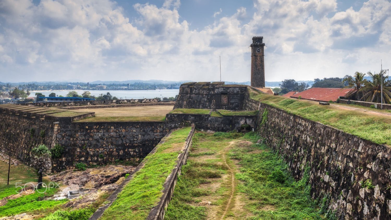 தாழிறங்கிய காலி கோட்டைக்கு அருகிலுள்ள வீதி!