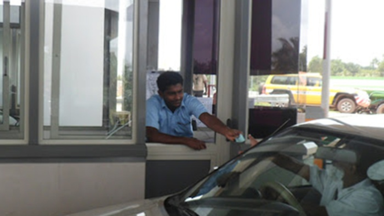 அதிவேக நெடுஞ்சாலைகளில் வங்கி அட்டைகளை பயன்படுத்தி கட்டணம் செலுத்தும் திட்டம் அறிமுகம்!