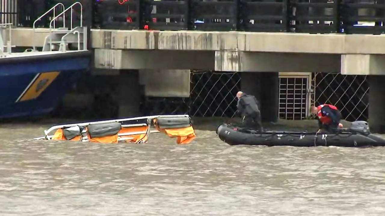 நியூயோர்க்கின் ஹட்சன் ஆற்றில் ஹெலிகொப்டர் வீழ்ந்து விபத்து!