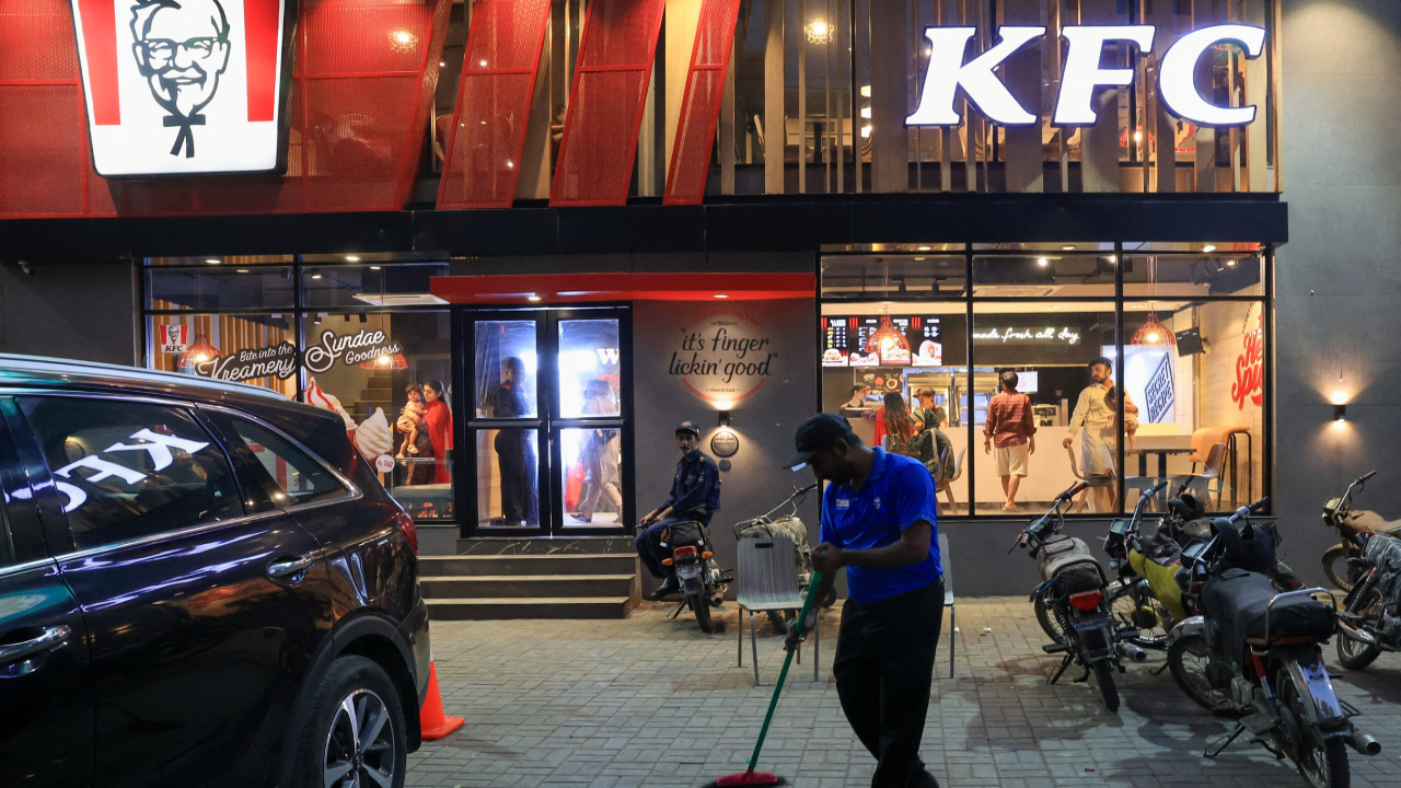 பாகிஸ்தானில் குறிவைத்து தாக்கப்படும் KFC உணவகங்கள்!