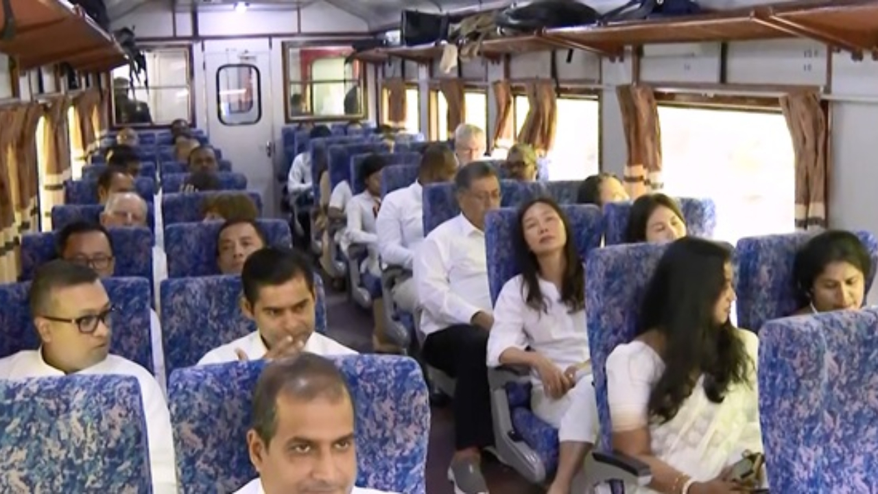 ஸ்ரீ தலதா வழிபாடு; ஆரம்ப நிகழ்வுக்காக இராஜதந்திரிகள் புகையிரதத்தில் கண்டிக்குப் பயணம்!