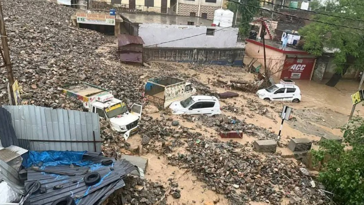 ஜம்மு-காஷ்மீரில் ஏற்பட்ட திடீர் வெள்ளம்; மூவர் உயிரிழப்பு!
