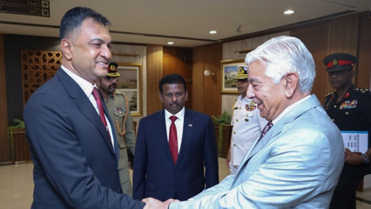 பாகிஸ்தான் பாதுகாப்பு அமைச்சருடன் இலங்கையின் பாதுகாப்பு செயலாளர் சந்திப்பு!