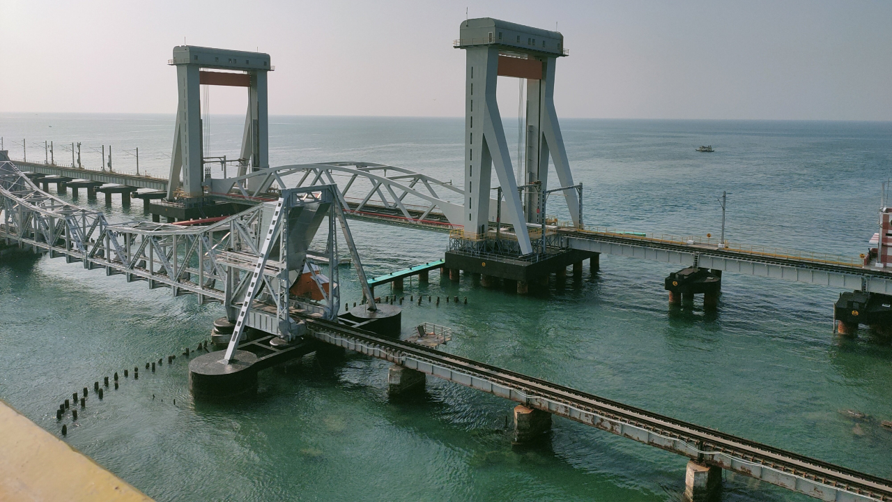 இந்தியாவின் முதல் செங்குத்து தூக்கு ரயில் பாலம் இன்று திறப்பு!