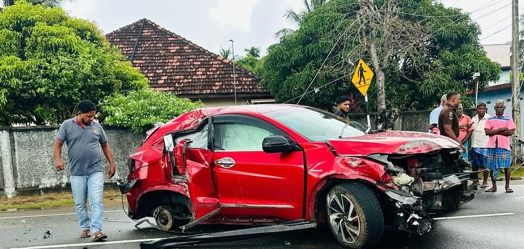 மட்டக்களப்பு கிரான்குளத்தில் கார் விபத்து