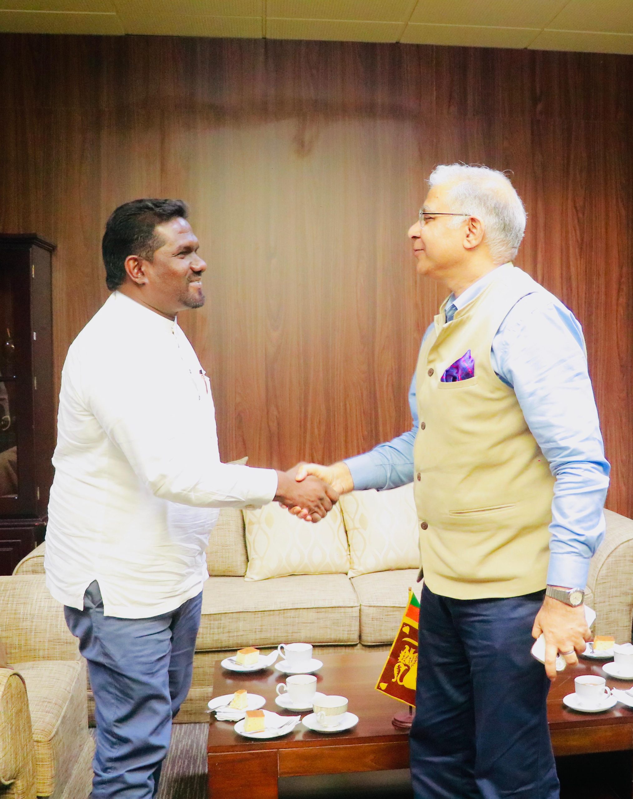 சந்தோஷ் ஜாவை சந்தித்தார் பிரதியமைச்சர் பிரதீப்