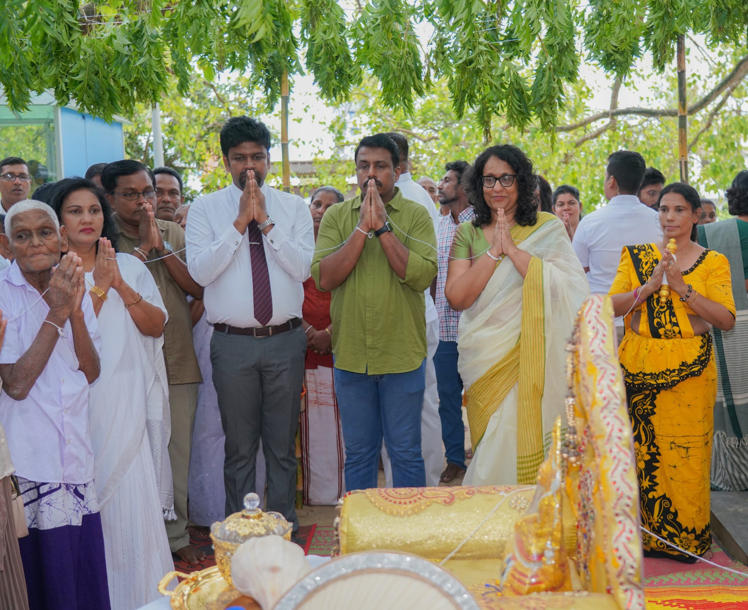 ரஜமஹா விகாரையில்  நடைபெற்ற தலைக்கு எண்ணெய் தேய்க்கும் நிகழ்வில் பிரதமர் பங்கேற்பு!