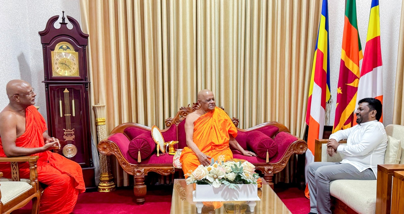 ஜனாதிபதி மல்வத்து மற்றும் அஸ்கிரி மகாநாயக்க தேரர்களைச் சந்தித்தார்!