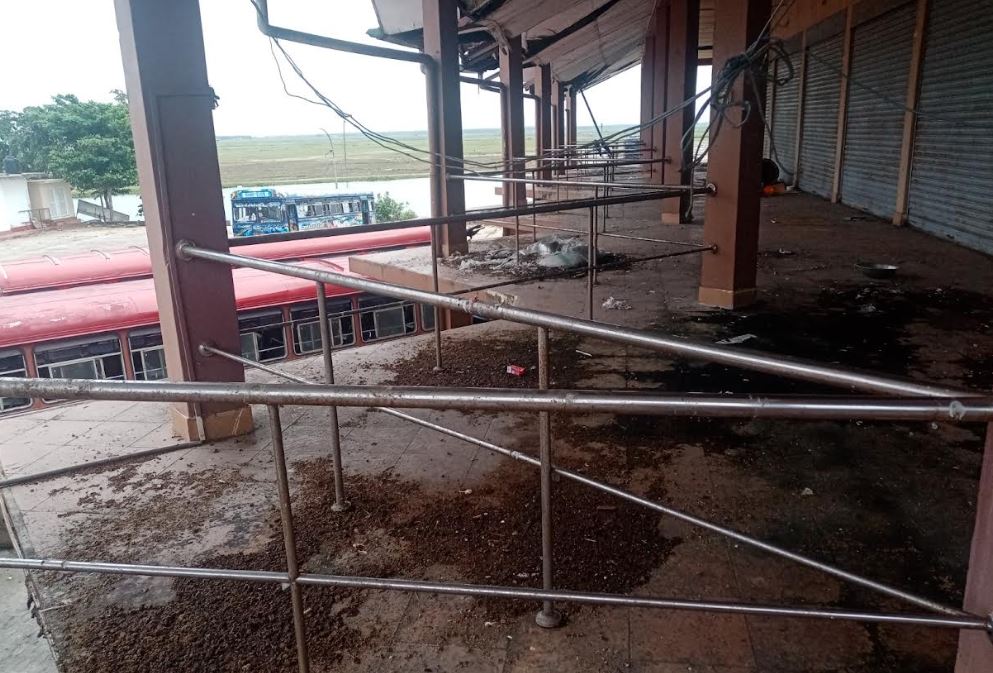 கவனிப்பாரற்றுக் காணப்படும் கல்முனை மத்திய பேருந்து நிலையம்!