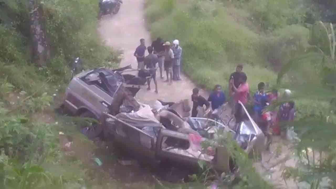 கொத்மலை பஸ் விபத்து இடம்பெற்ற அதே பகுதியில் மற்றுமொரு கோர விபத்து! 12 பேர் காயம்