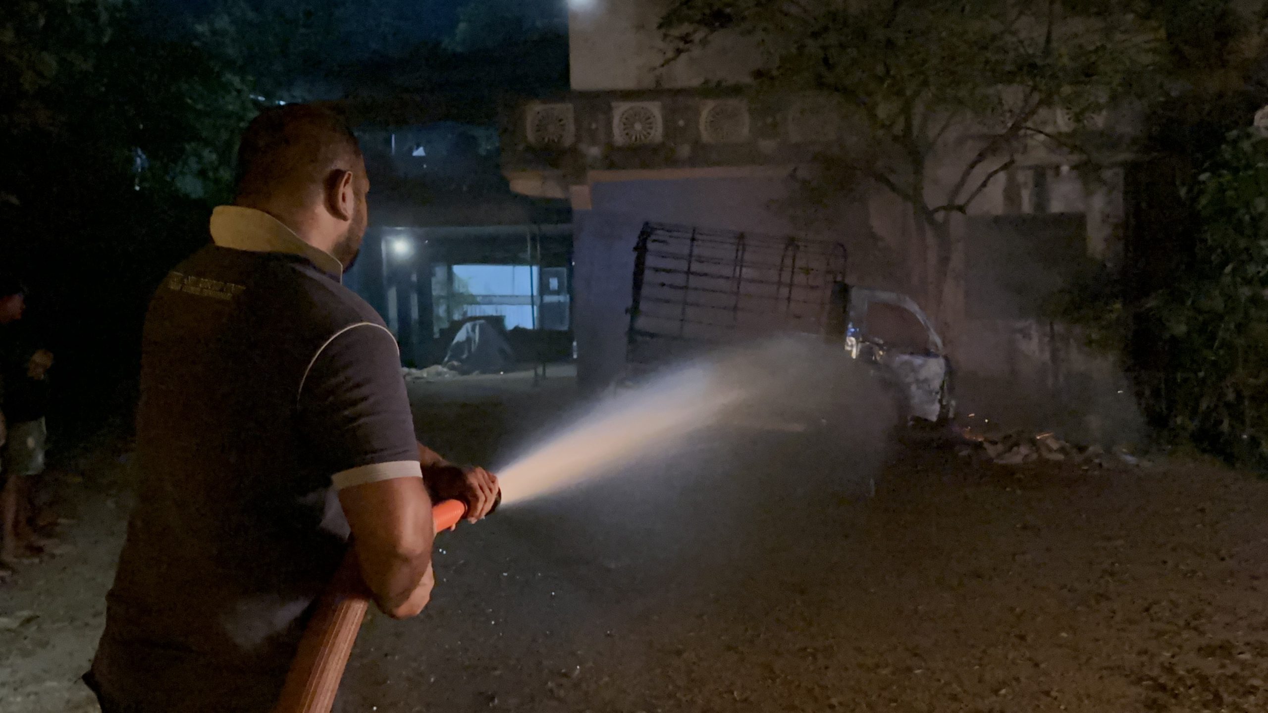 வியாபார நிலையம் ஒன்றில் நிறுத்தி வைக்கப்பட்டிருந்த சிறியரக லொரி ஒன்று தீக்கிரை!