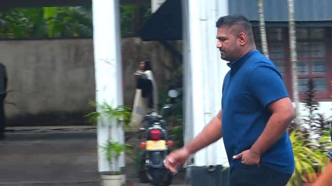 முன்னாள் சுகாதார அமைச்சரின் மகன் இலஞ்ச ஒழிப்பு ஆணைக்குழுவில் ஆஜர்!