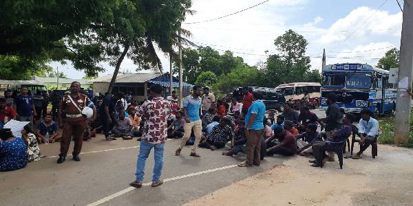 மயிலிட்டியில் தனியார் பேருந்து சாரதிகள், நடத்துனர்கள் போராட்டம்!