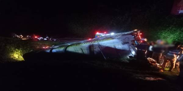 நுவரெலியா – கண்டி பிரதான வீதியில் பேருந்து விபத்து; 23பேர் படுகாயம்!