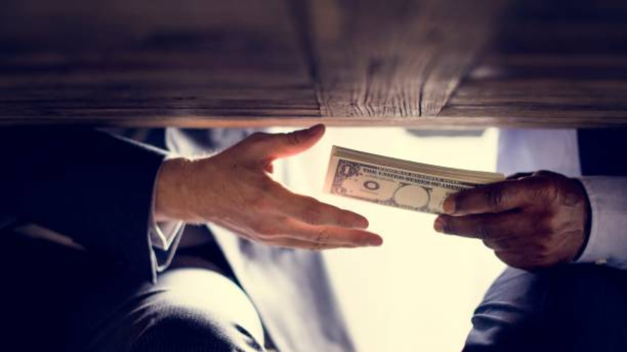 இலஞ்சம் கோரிய இரு அதிகாரிகள் கைது!