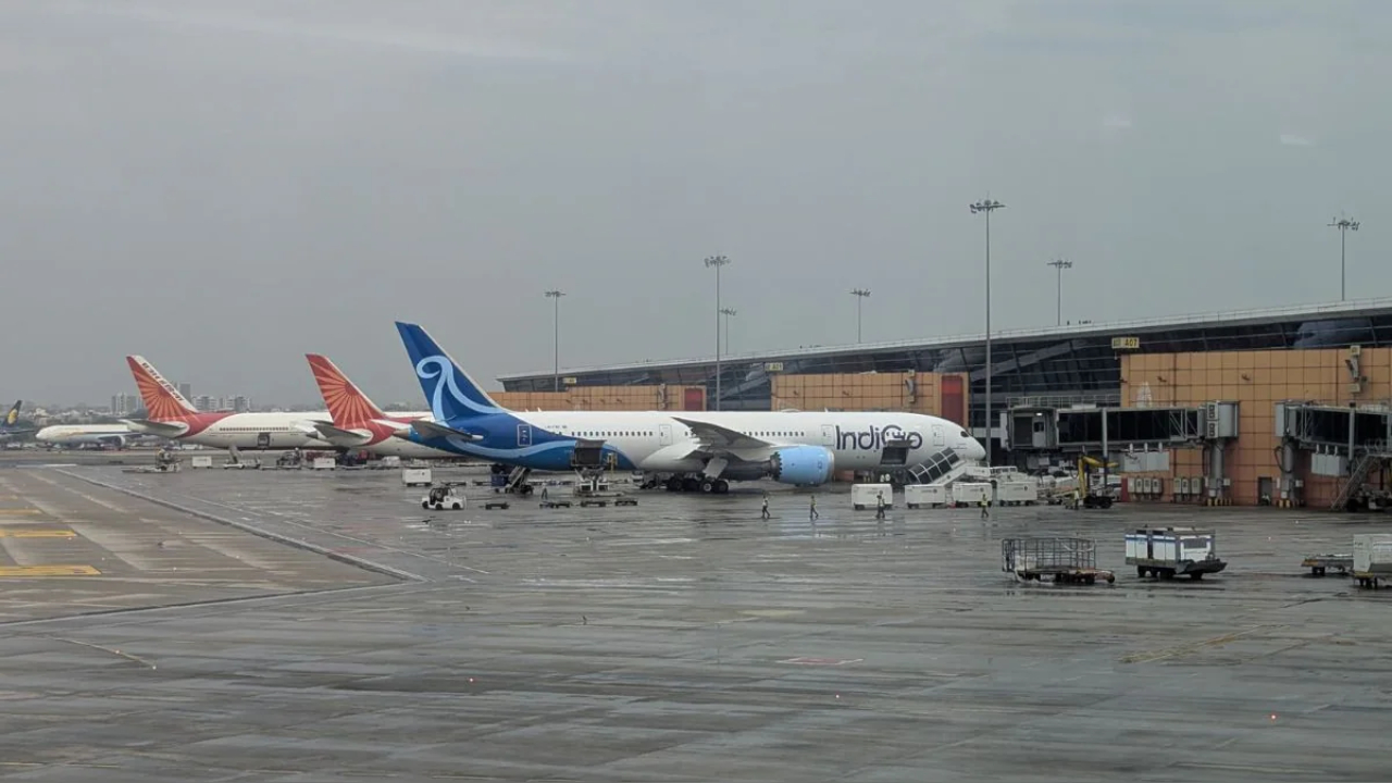 சீரற்ற வானிலையால் டெல்லியில் விமான சேவைகள் பாதிப்பு!