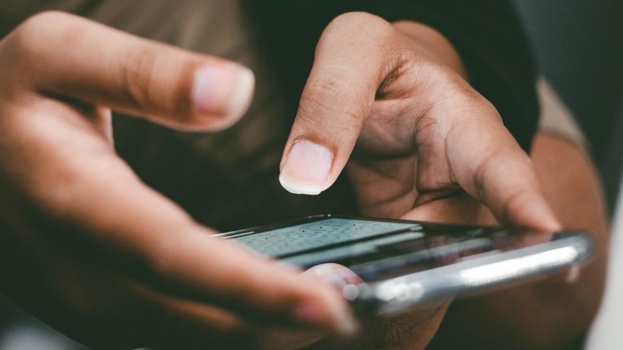 பெண் நீதிபதிக்கு பாலியல் ரீதியான குறுஞ்செய்திகளை அனுப்பிய சட்டத்தரணி!