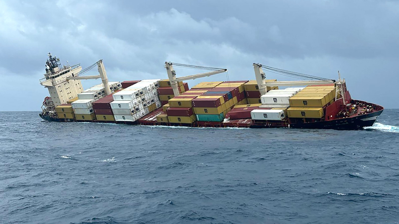 கப்பல் மூழ்கி விபத்து; இந்தியா கடற் பகுதியில் அவசரகால நிலை!