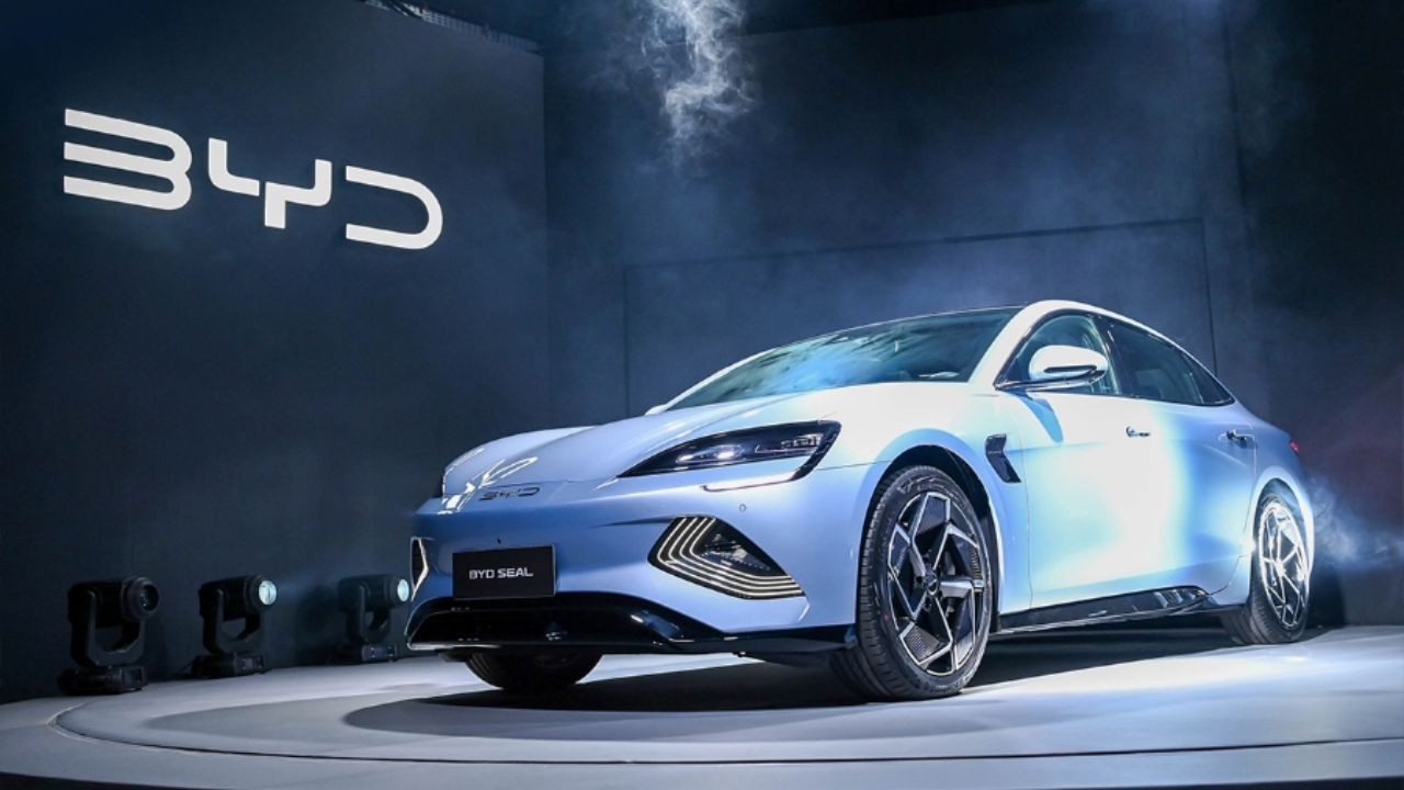 சீனாவின் EV சந்தையை அதிர்ச்சிக்குள்ளாக்கிய BYD விலைக் குறைப்பு!