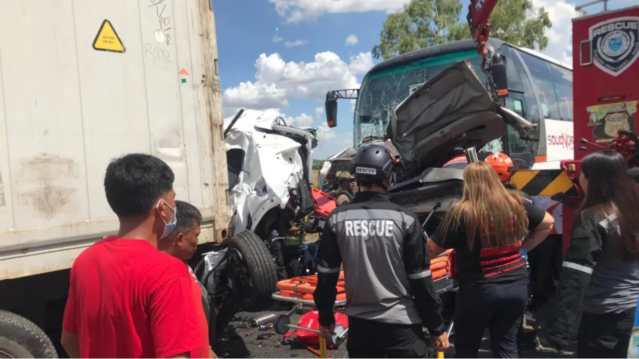 பிலிப்பைன்ஸ் பஸ் விபத்தில் 10 பேர் உயிரிழப்பு!