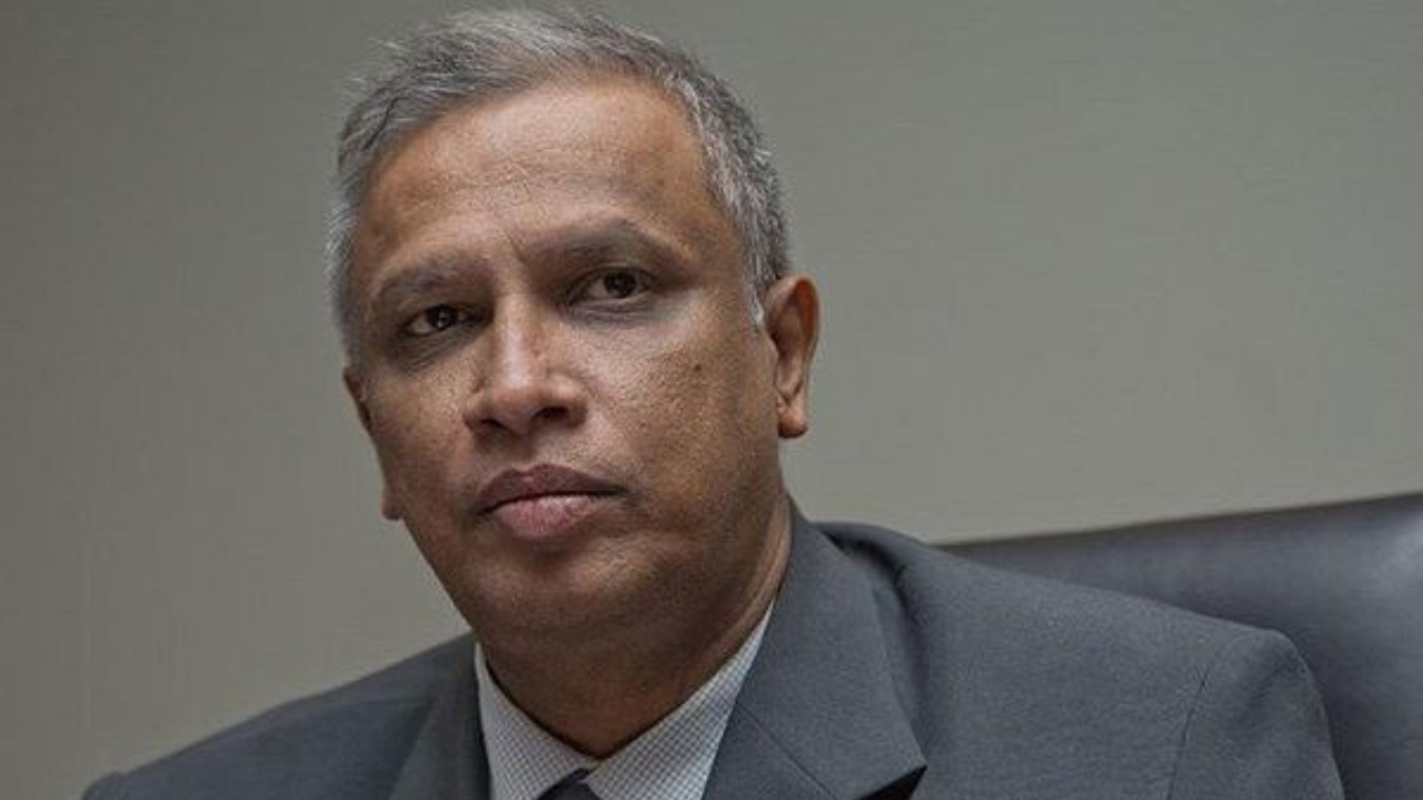 நாடு திரும்பிய தமிழ் அகதி யாழ். விமான நிலையத்தில் கைதானமை குறித்து சுமந்திரன் கேள்வி!