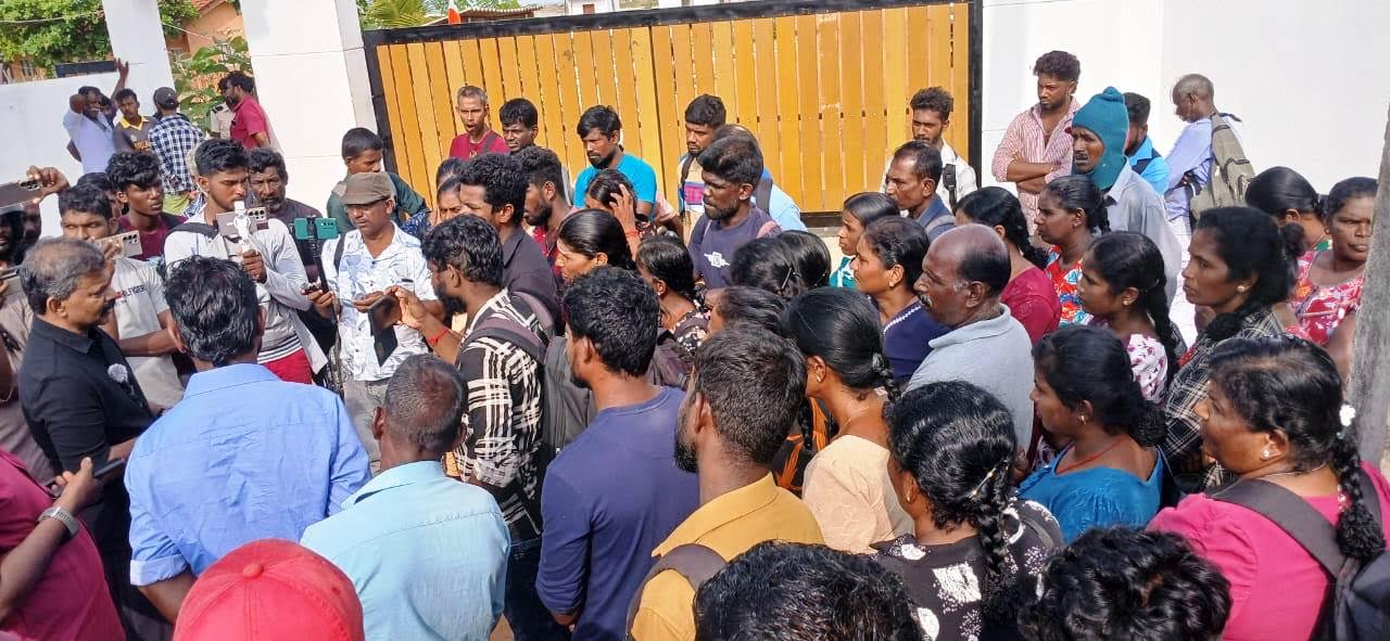 கவனயீர்ப்புப் போராட்டத்தை முன்னெடுத்துள்ள ஆனையிறவு உப்பளத்  தொழிலாளர்கள்