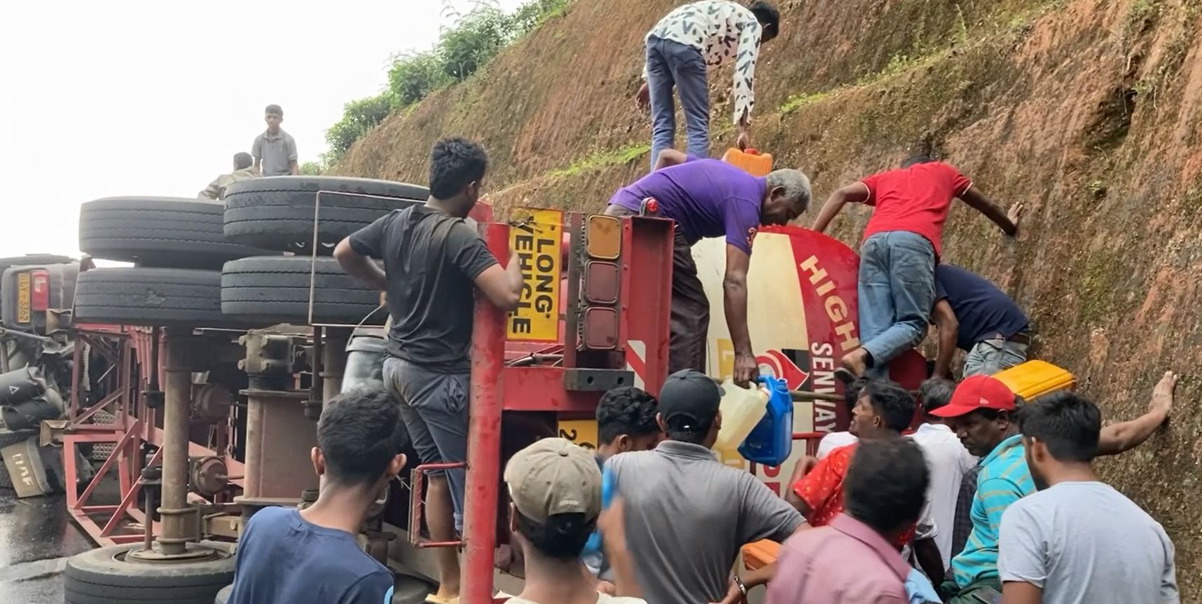 எரிபொருள் ஏற்றிச் சென்ற கனரக வாகனம் விபத்து!