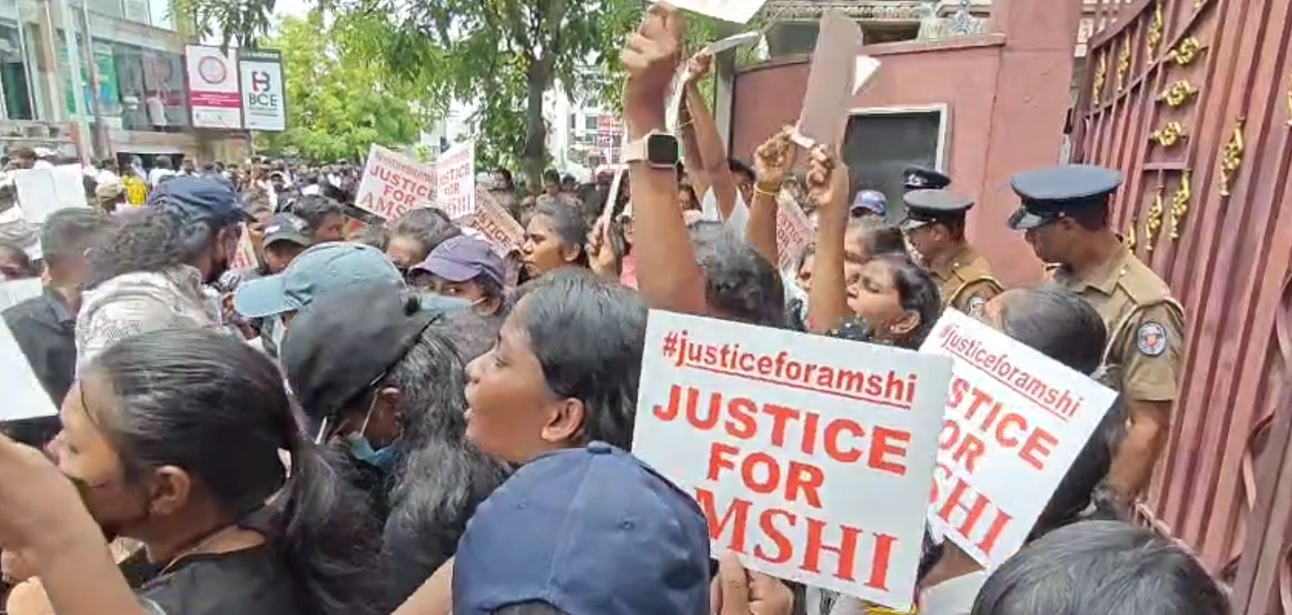 பம்பலப்பிட்டி பகுதியில் உள்ள பாடசாலைக்கு முன்னால் போராட்டம்!