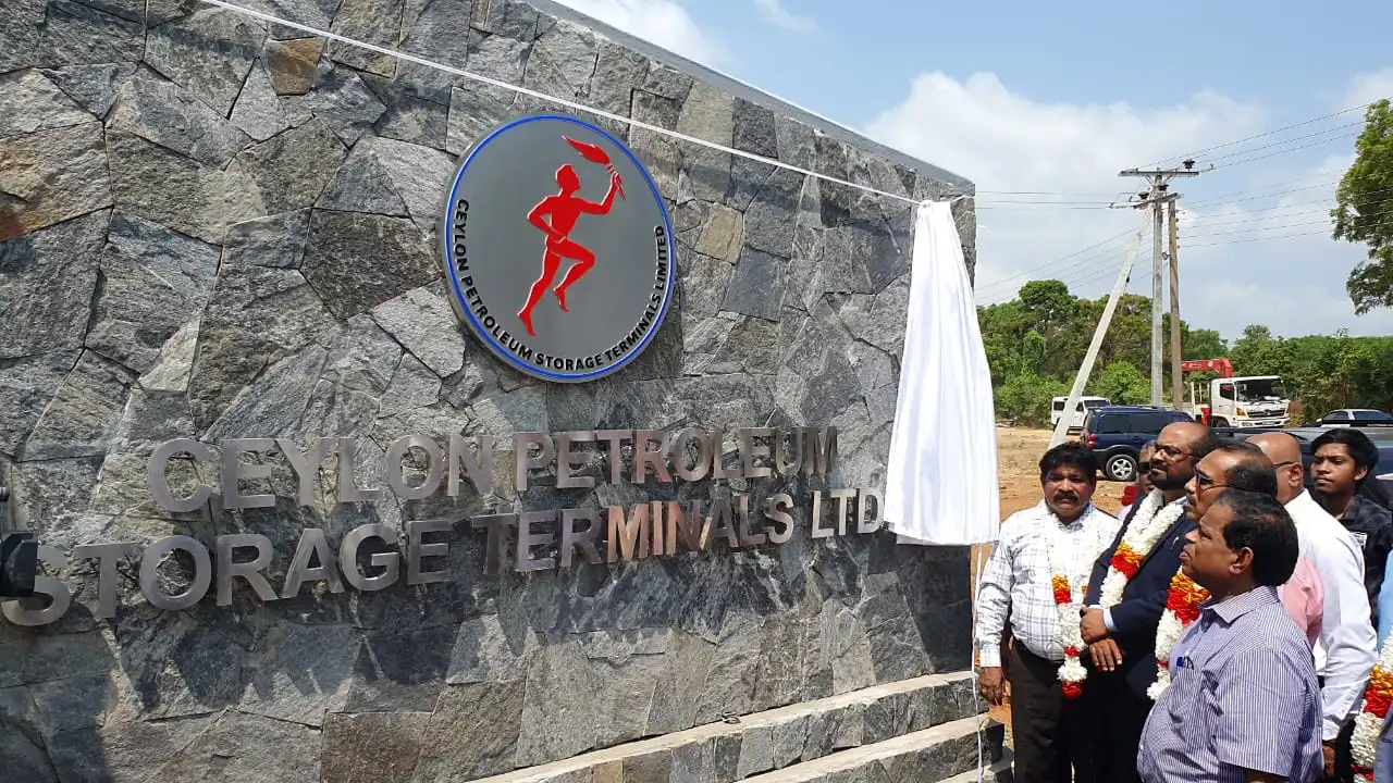 காங்கேசன்துறை எரிபொருள் களஞ்சிய சாலையில் இருந்து எரிபொருள் விநியோகப் பணி ஆரம்பம்!