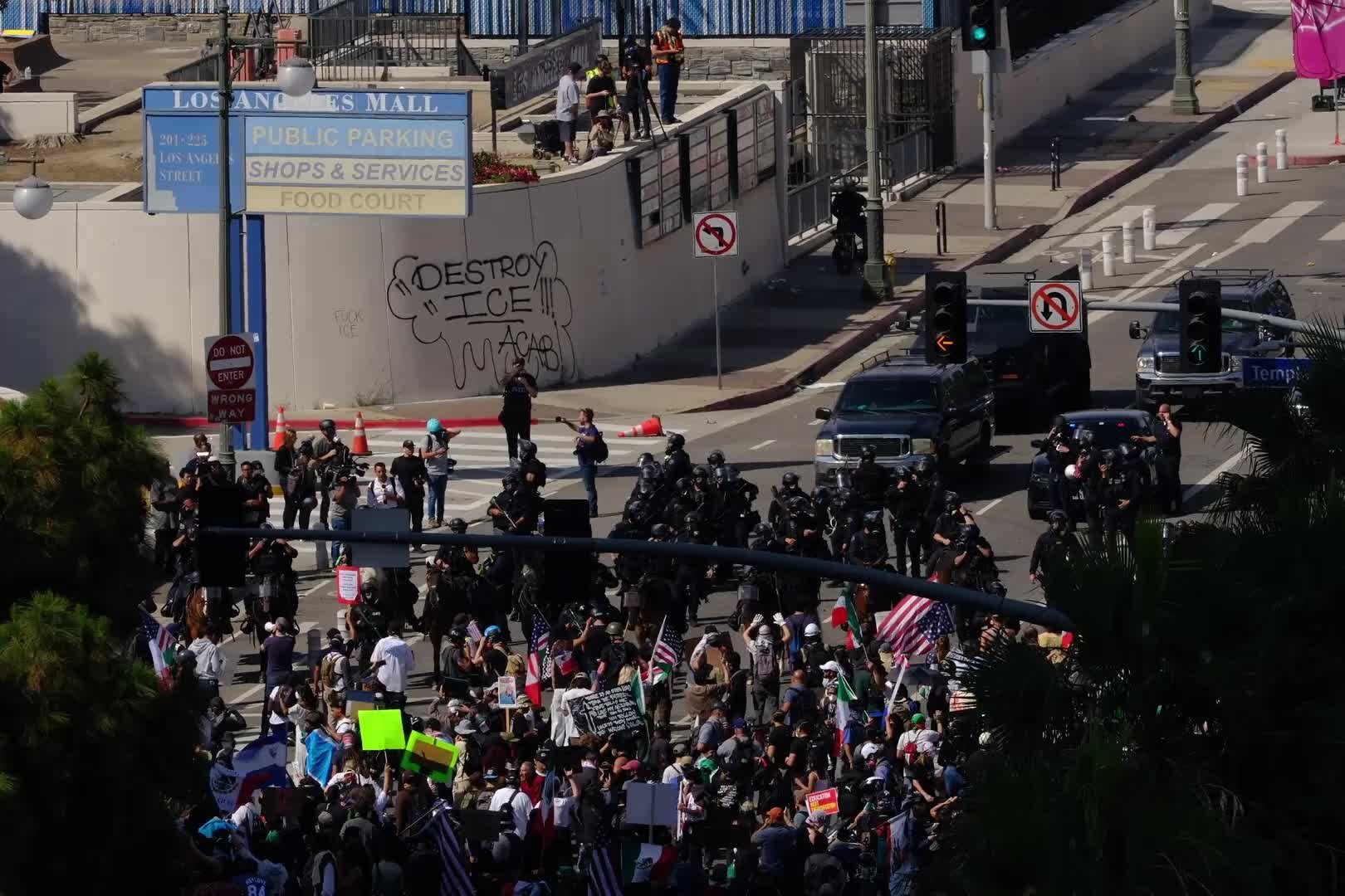 போர்ப் படை வீரர்களை வெளியேறுமாறு கோரி ,லொஸ் ஏஞ்சலிஸில் போராட்டம்!