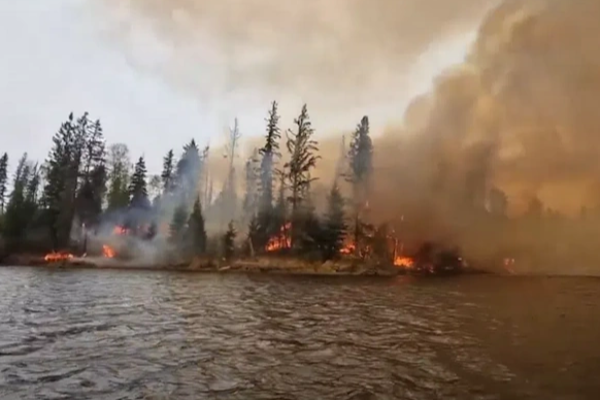 கனடாவில் காட்டுத் தீ  காரணமாக 25,000க்கும் மேற்பட்ட பொதுமக்கள் வெளியேற்றம்!