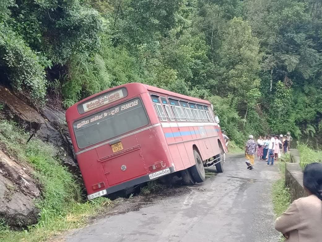 வீதியை விட்டு விலகி விபத்துக்குள்ளான பஸ்!