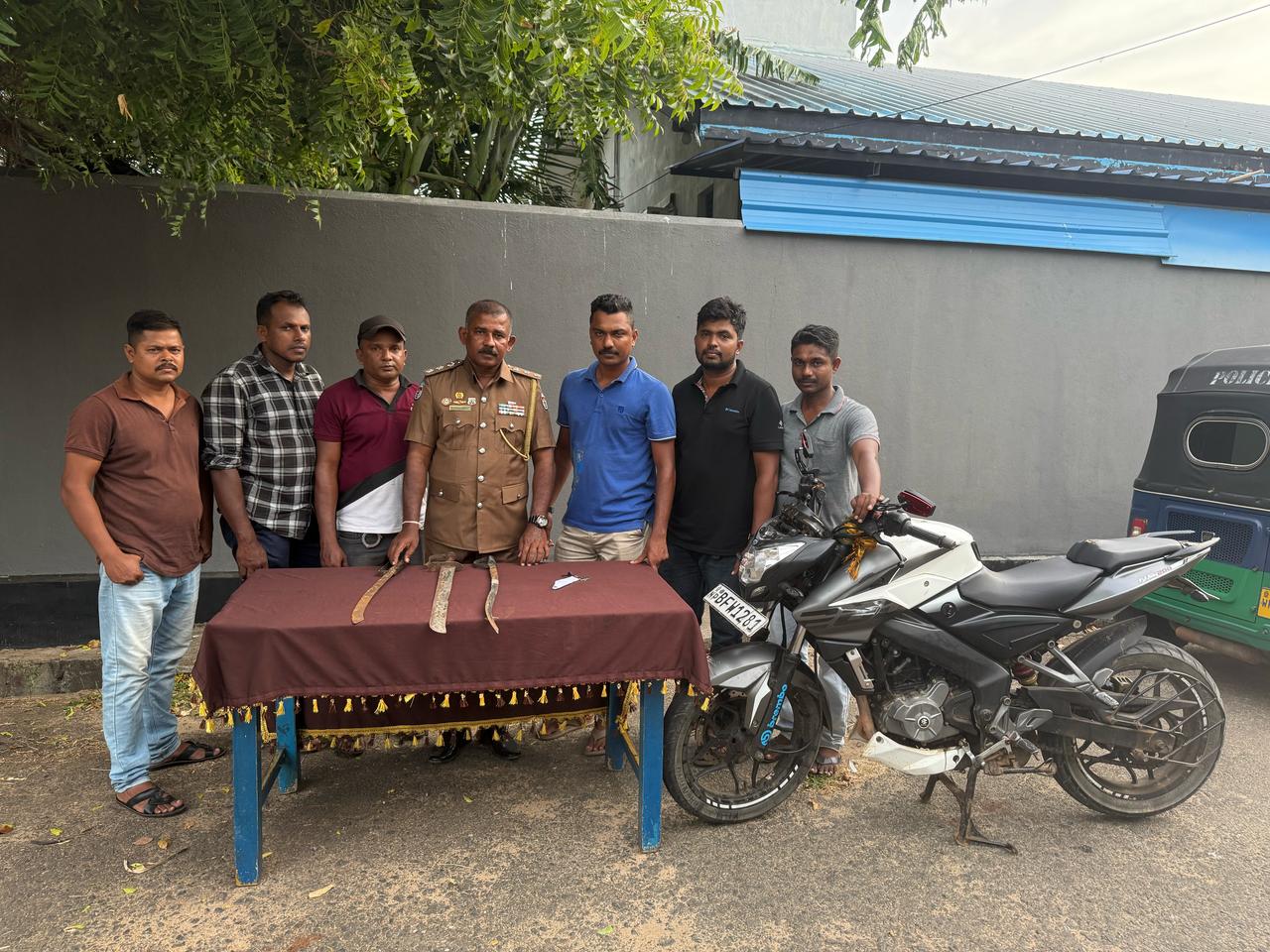 யாழில் சகோதரர்கள்மீது வாள்வெட்டு ; மூவர் கைது!