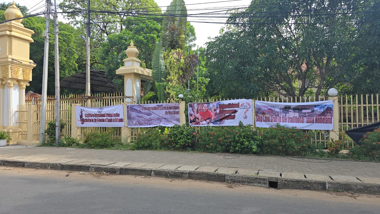 உயர்ஸ்தானிகரின் யாழ் விஜயத்தை முன்னிட்டு காட்சிப்படுத்தப்பட்ட  பதாகைகள்!