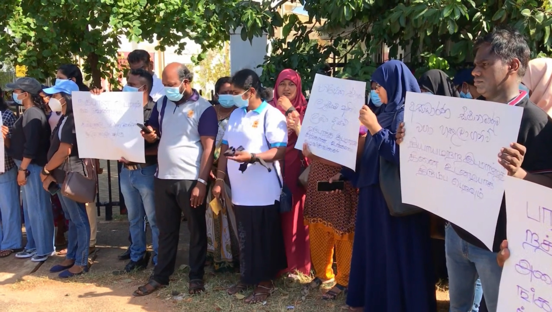 அபிவிருத்தி உத்தியோகத்தர்கள் திருகோணமலை மாவட்ட செயலகத்தின் முன் ஆர்ப்பாட்டம்!