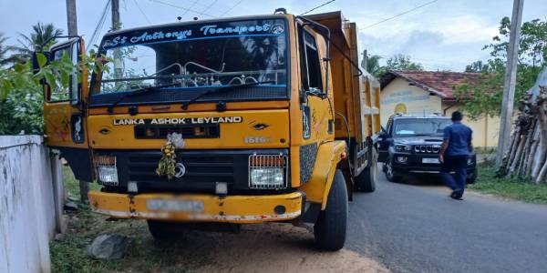 பொலிசாரை விபத்துக்குள்ளாக்க முற்பட்ட டிப்பர் வாகனத்தை துரத்தி பிடித்த பொலிசார்!