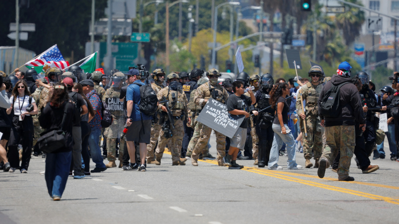 லாஸ் ஏஞ்சல்ஸில் குவிக்கப்பட்ட கடற்படை; அமெரிக்காவில் பதற்றம்!