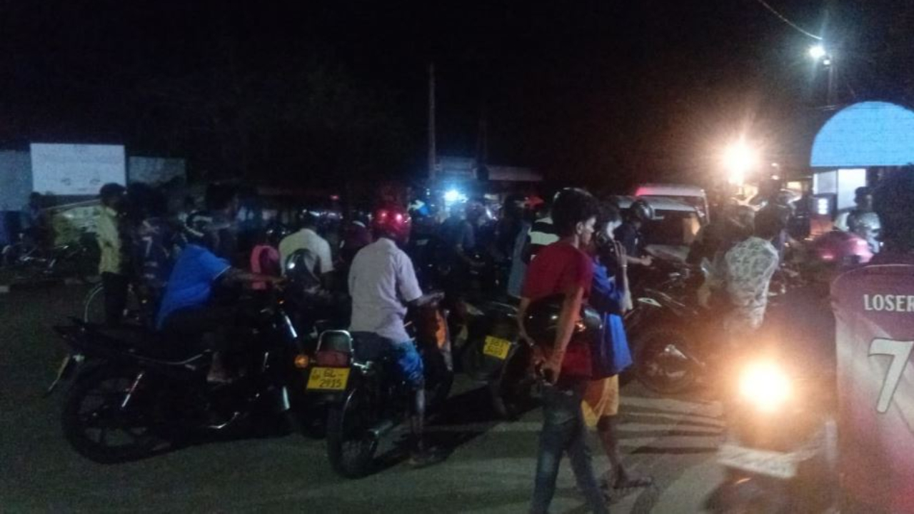 யாழில் மீண்டும் எரிபொருளுக்கு நீண்ட வரிசை!