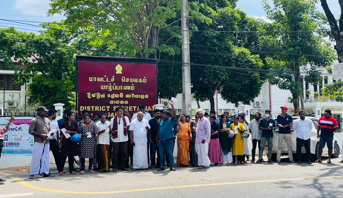 சித்தர்களின் புனித பூமியில் குப்பைகளைக் கொட்டாதே! இணுவில்லில் போராட்டம்!