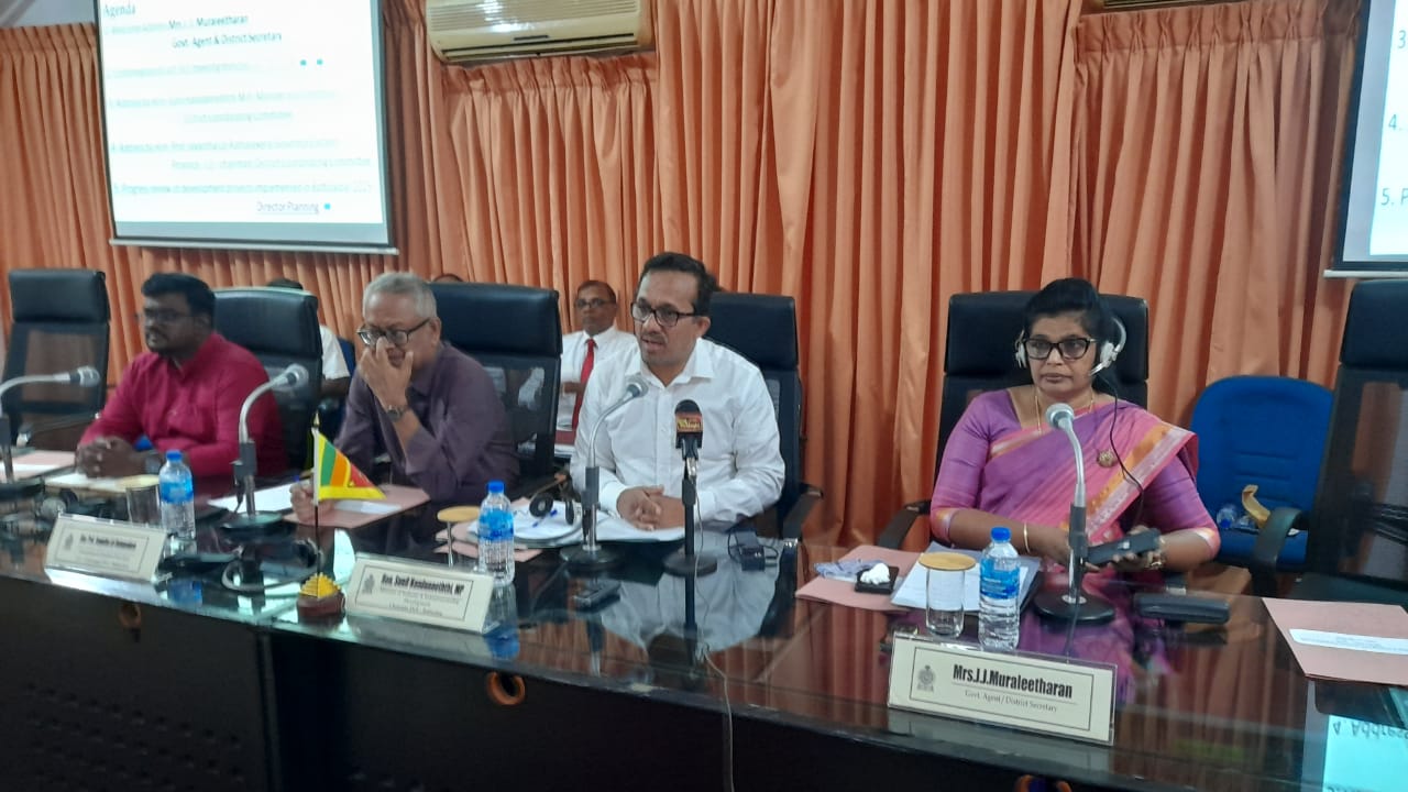 அமைச்சர் சுனில் ஹந்து நெத்தி தலைமையில் இடம்பெற்ற அபிவிருத்தி மீளாய்வு கூட்டம்