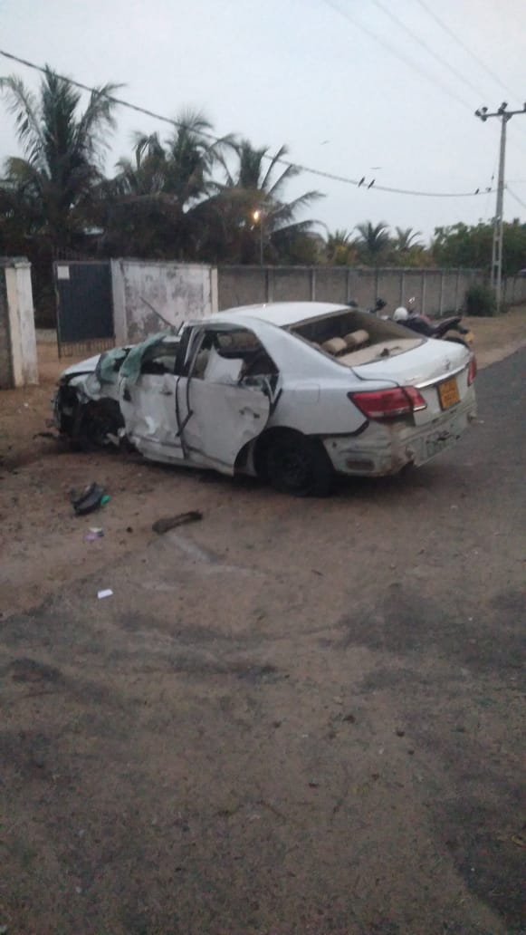 மட்டக்களப்பு களுவங்கேணியில் கார் விபத்து: சிறுமி உட்பட இருவர் உயிரிழப்பு!