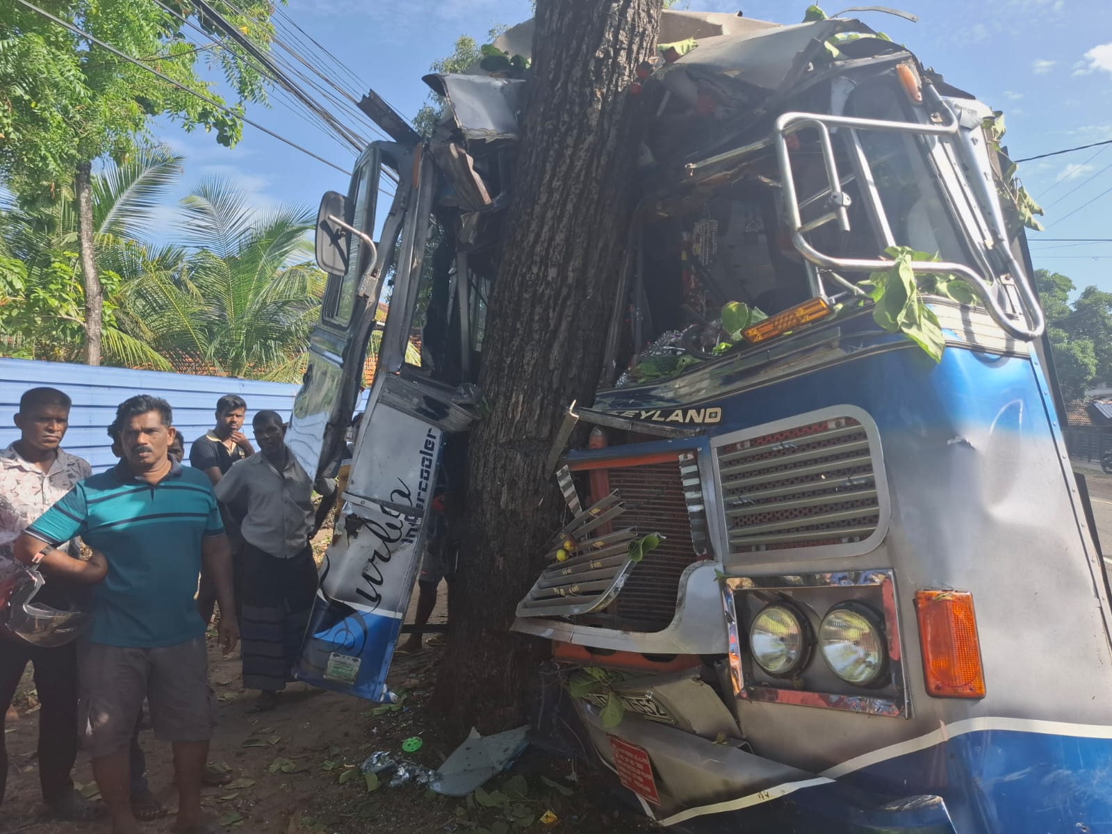கதிர்காமம் சென்று திரும்பிய பேருந்து விபத்து ! மூவர் காயம்!