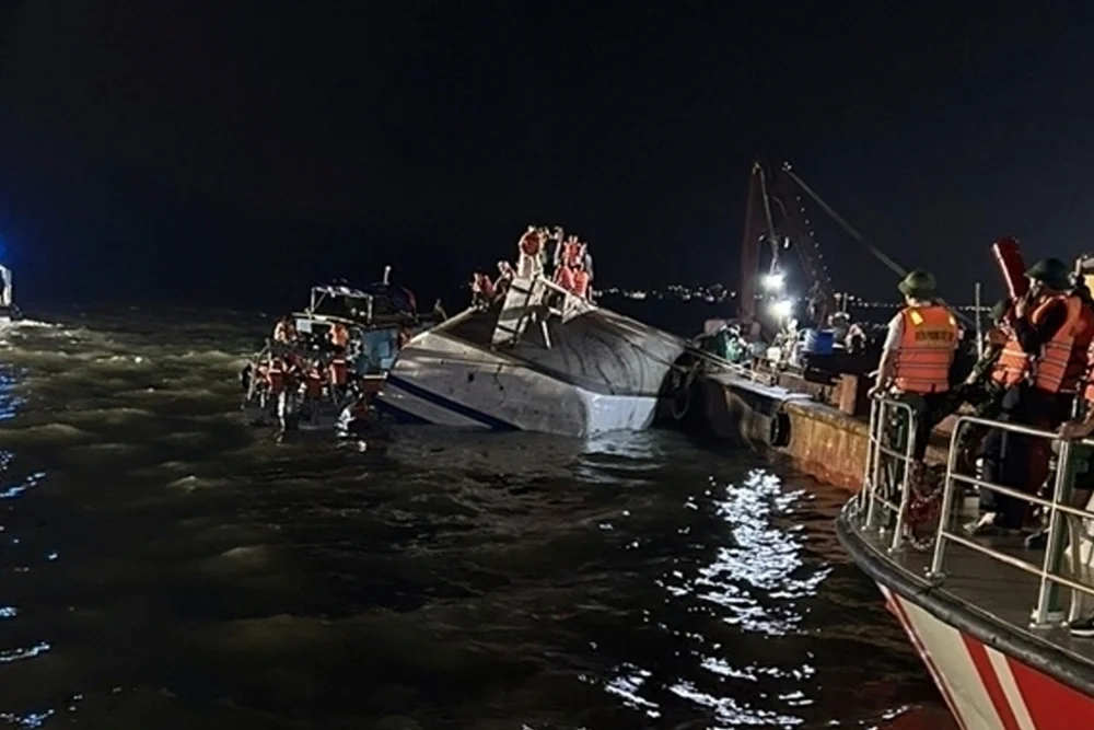 வியட்நாமில் சுற்றுலாப்பயணிகள் படகு விபத்துக்குள்ளானதில் இதுவரை 37 பேர் உயிரிழப்பு!