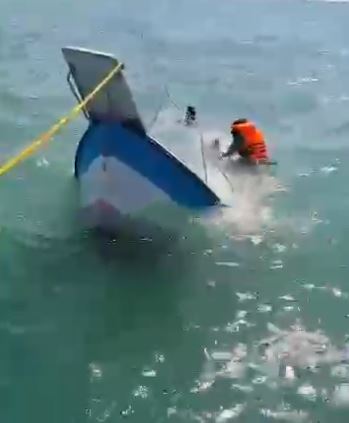 நெடுந்தீவுக்கு சென்றிருந்த சுற்றுலா படகு விபத்து – பயணிகள் பாதுகாப்பாக மீட்பு!