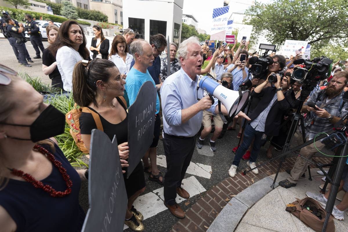 1300 அரசு ஊழியர்களை பணிநீக்கம்! அமெரிக்க ஜனாதிபதியின் அதிரடி உத்தரவு!