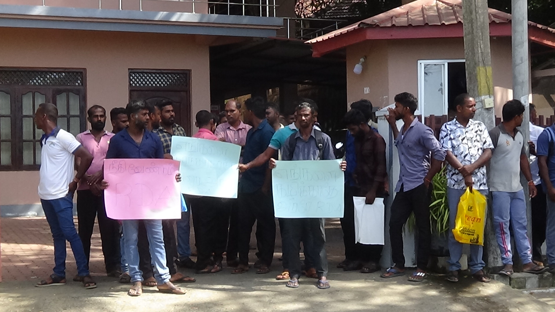 மட்டக்களப்பு மாவட்ட வீதி அபிவிருத்தி அதிகார சபையின் தற்காலிக ஊழியர்கள் போராட்டம்!