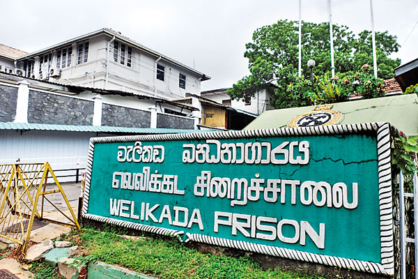 முன்னாள் அமைச்சர்கள் இருக்கும் வெலிக்கடை சிறைச்சாலையில் இருந்து 6 தொலைபேசிகள் கண்டுபிடிப்பு!