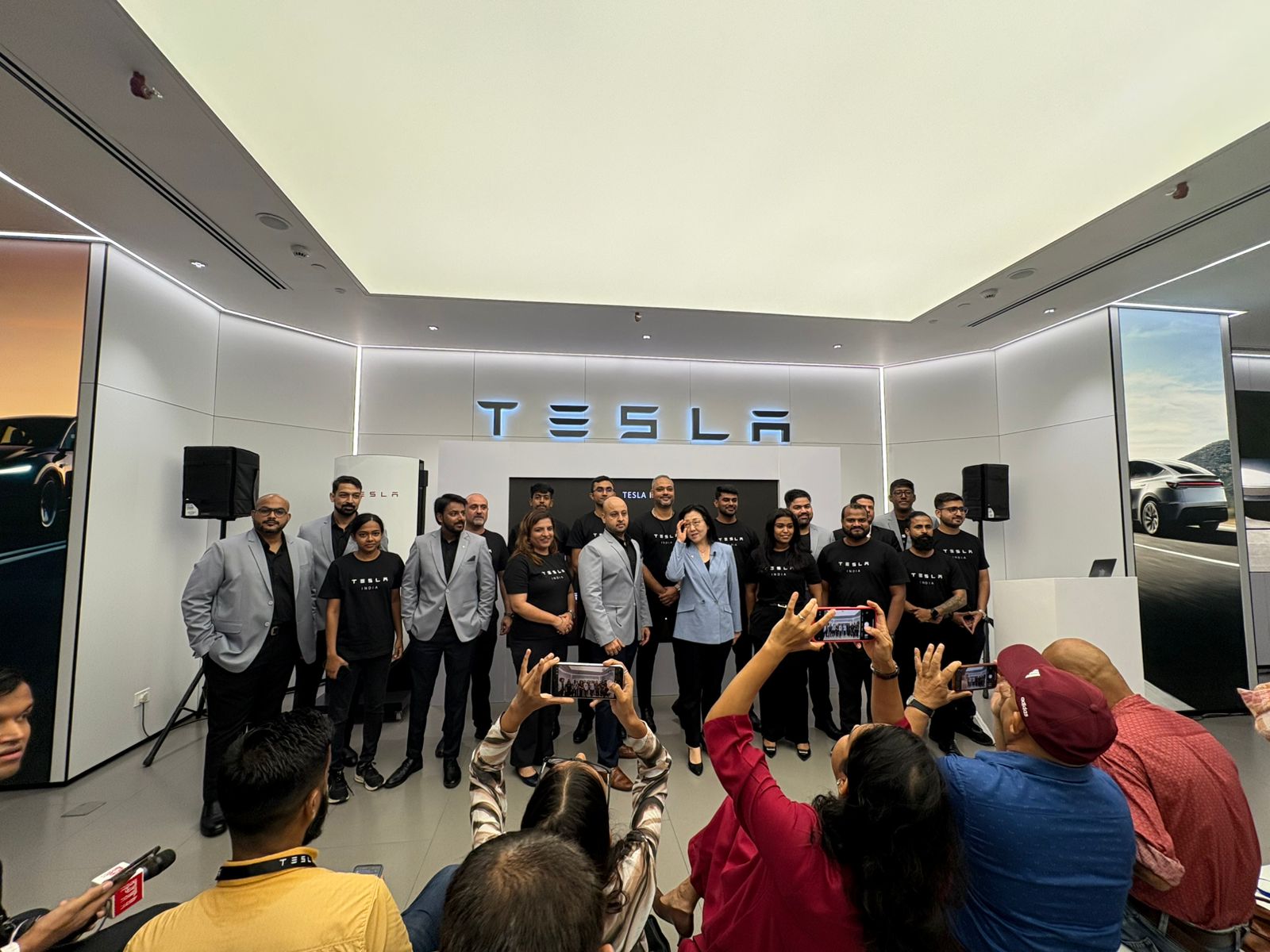 மும்பையில் திறக்கப்பட்ட டெஸ்லாவின் முதல் கார் விற்பனையகம்!